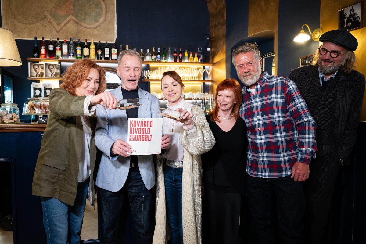 Vedle Milana je Simona Stašová, Táňa Dyková, Bára Štěpánová, Jiří Langmajer a architekt kavárny Jan Vlček